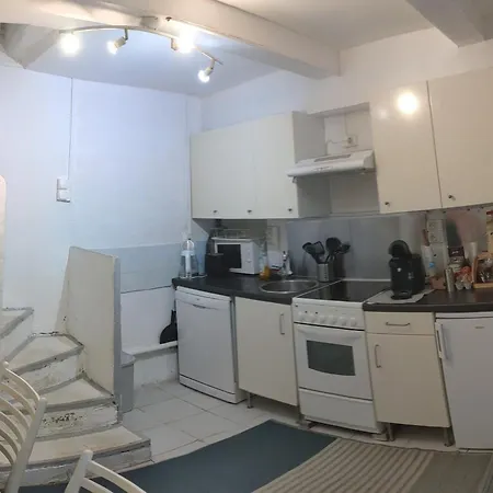 Tiny House 1, 2 Ou 3 Personnes Soeursgrises Centre Historique Coeur De L'herault Occitanie, Vieille De France, Chemin De Compostelle A Pied Ou Velo, Passeport Du Pelerin 24h, Petits Dejeuners Et Repas, 300m Du Centre בית נופש